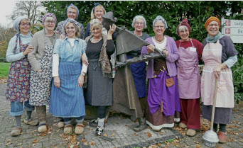 Waschfrauen begrüßen Statue